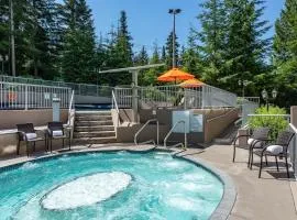 Woodrun Lodge 302 | Large Condo w/ Shared Heated Pool & Large Hot Tub