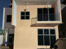 Aarons Place 4BR home 10mins to Airport Prime Area Fast WIFI, hotel en Accra