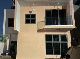 Aarons Place 4BR home 10mins to Airport Prime Area Fast WIFI