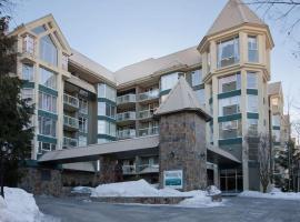 Woodrun Lodge 414 | Cozy Ski-In Ski-Out Condo w/ Shared Hot Tub, Pool, Fireplace, & Parking, hotel in Whistler