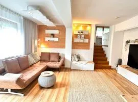 Appartement GARTEN byTILLY - Gartenwohnung mit Terrasse - in den Hügeln über Velden - idyllische Waldrandlage - 3 Autominuten ins Zentrum und zum Wörthersee - Carportparkplatz - Waschmaschine & Trockner - Smart TV - WLAN