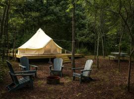 Starlit Glamping Bell Tent Sanctuary Near Sinking Creek, Missouri, glamping site in Bunker