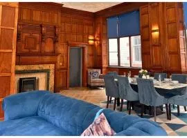 16 Queen Avenue Collection by Happy Days