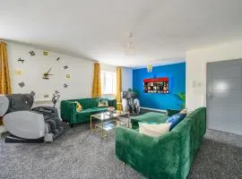 F1TR Luxurious & Comfy Stay