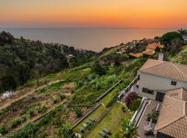 Meerblick - 3-Bett Villa mit Terrassen & Hot-Tub, hôtel à Fajã da Ovelha