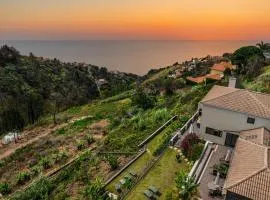 Meerblick - 3-Bett Villa mit Terrassen & Hot-Tub