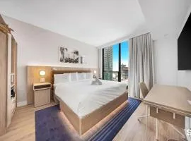 Modern Downtown 1BR and Den - City Views, Pool & Spa