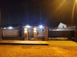 Casa aeroporto Asunción, holiday home in Luque