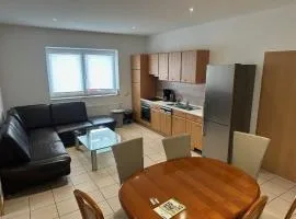 3 Schlafzimmer, Wohnzimmer, Küche, Bad, Terrasse, Parkplatz