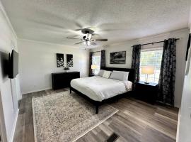 Hot Tub, Pet + Kid Friendly, 3 Miles to E. Isle, hotel en Bogue