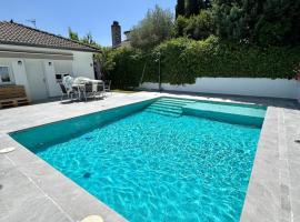 Villa Completa de Verano en Pantano de San Juan con Piscina privada y Barbacoa, hotel din Navahondilla