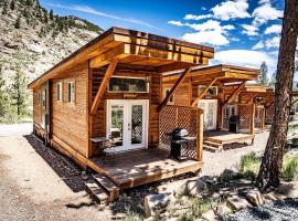 Miners Cabin at Base Camp Lodging Company, pet-friendly hotel in Lawson