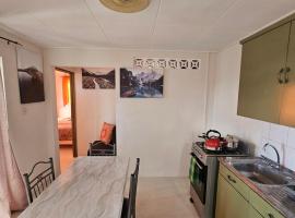 Cozy 1-Bedroom Apartment Near Botanical Gardens, hotel in Saint Michael