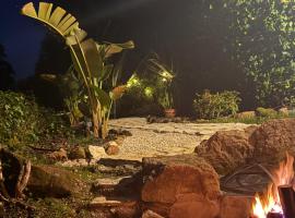 Nativo Natureza Pink Wood Cabin, cabin nghỉ dưỡng ở Cela