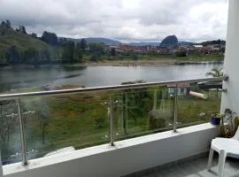 Mi apartamento entre aguas y rocas