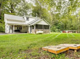 Pet-Friendly Cottage, 2 Mi to Saugatuck Falls, hotel a Redding