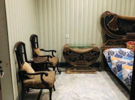 2 Furnished rooms in a house, hôtel à Faisalabad