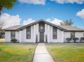 5 STAR House - Chic Mid-Century Modern Luxury Home, hotel i Dallas