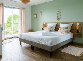 La Villa Perch&eacute;e, Appartements &Eacute;l&eacute;gants, sauna Priv&eacute;, sport, terrasses et Vue Panoramique, Parking prot&eacute;g&eacute;, proche PARIS，聖普里的自炊式住宿