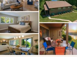 Scenic AGaMing Escape Torch Lake Views and Golf, hotel in Kewadin