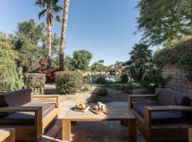 Stylish Desert Retreat - Pet Friendly!, hotel v destinaci Indio