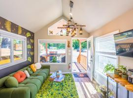 Enchanted Rainforest Tiny Home Retreat #25, hotel v destinaci Forks