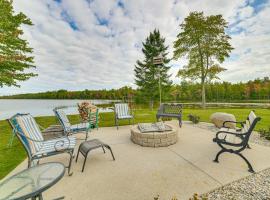 Lakefront Gem with Private Dock and Yard in Charlevoix, hôtel à Charlevoix