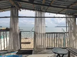 Aura Bluewave Seaview Homestay and Mini Beach Cafe
