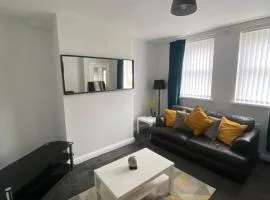 Weldon House - Sleeps 6 - Pet friendly - Parking