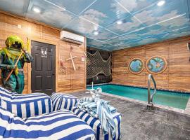 Pirate Theme Cabin Gatlinburg - Indoor Heated Pool, hotel in Glade