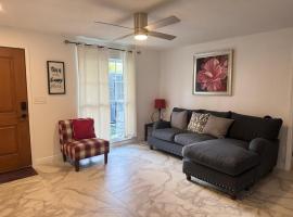 Family home with big backyard in New Port Richey, hotell i New Port Richey