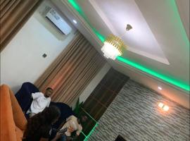 HABITAT APARTMENTs: Calabar şehrinde bir otoparklı otel