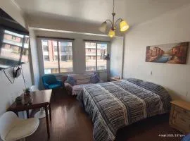 Departamento central frente a centro comercial