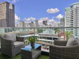 Elegant City-Center Luxury Apt