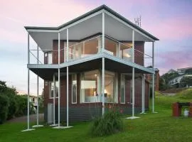 THE SHOREHOUSE - Ocean Views - 50m from Beach