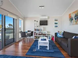 BAY BLISS CABIN - set in a popular caravan park