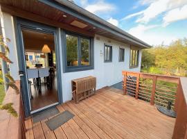 Maison atypique -Jardin, terrasse & cabane perchée, Hotel in Varaville
