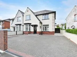 Sleek and Stylish 3 Bed in Bolton-Garden-Parking