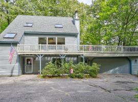 Mountain and Lake Getaway, пляжний готель у місті Madison