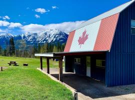 Maple Ranch Tiny House- Private Hot Tub, hotel in Golden