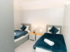Frimley Sleeps 5 Free WiFi & Parking