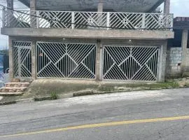 Refúgio Aconchegante com Garagem, Ônibus e trem