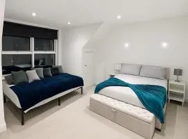 2 bed flat, sleeps 8, driveway, 5 Mins to Brixton