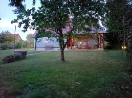 Dom na wsi u Kasi HAJNÓWKA BIAŁOWIEŻA NA WYŁĄCZNOŚĆ, hotel di Stare Berezowo