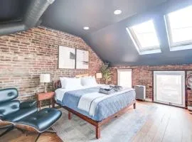 King Bed Free Parking Brick Carriage House