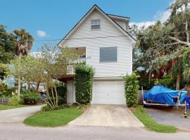The Treehouse at 10th, hotelli kohteessa Folly Beach