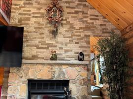 WOW!!! Stunning Pocono Escape! HotTub-Sauna-Ski-Pet Friendly-Firepit-GameRoom-Fireplace-BBQ-Lakes-Tennis-Fishing, hotel a Long Pond