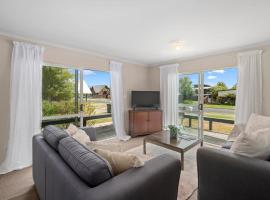 Holden's Bay Honey - Relax by the lake, дом у озера в аренду в Роторуа