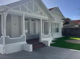 Beach Bungalow Henley - 4 minute walk to the Beach