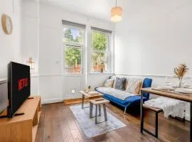 Modern 2BR Flat-Terrace-Free Parking-Rail Station